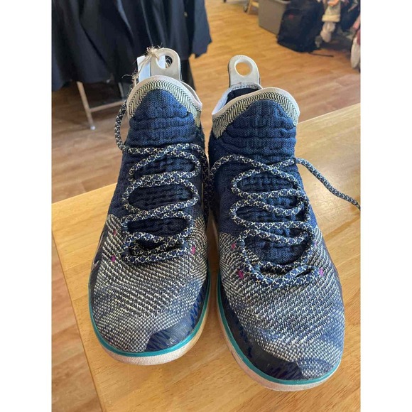 11 Nike Men's Misc. Shoes - Picture 1 of 5